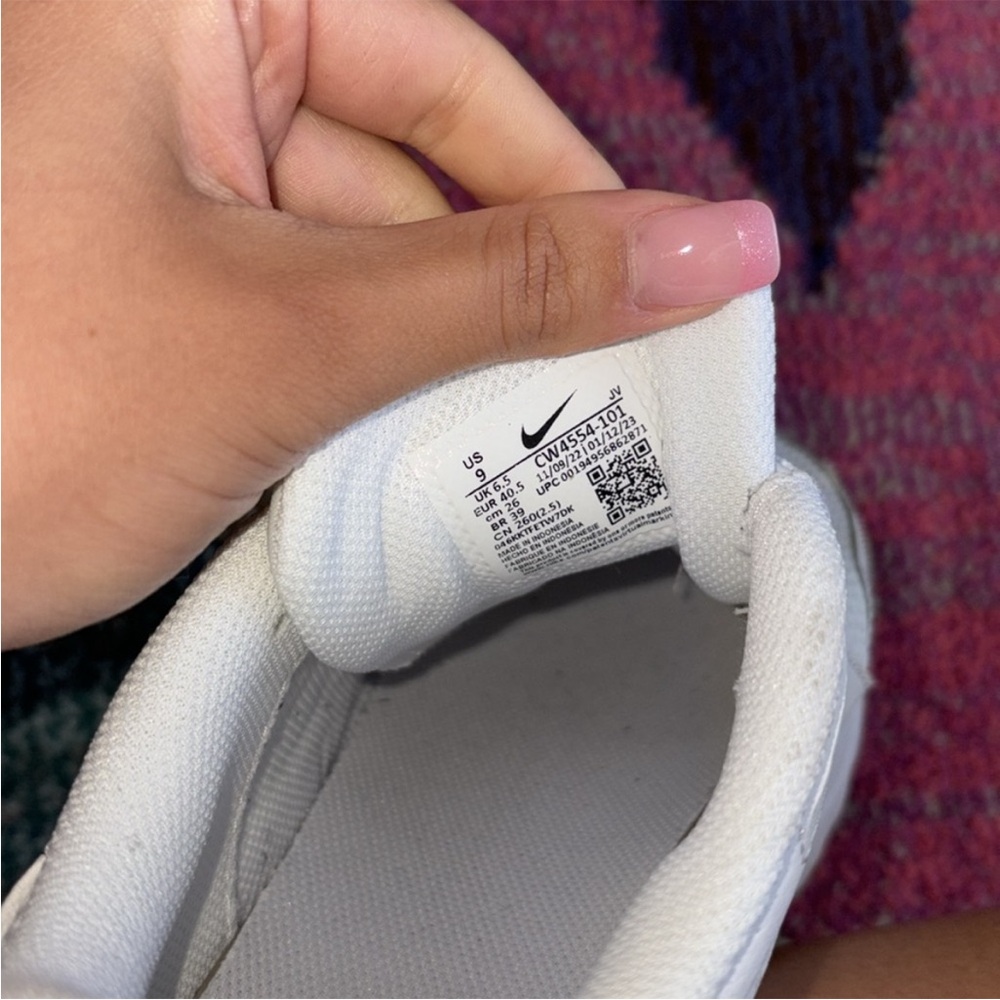 Nike White Air Max Women's Athletic Shoes, Size 9 - Picture 3 of 5